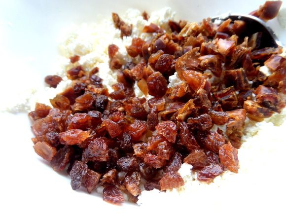 Изюм можно тоже разрезать пополам,если крупный...