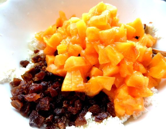 Хурму нарезать кубиками...