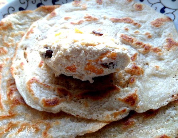 На блин кладём столовую ложку начинки.