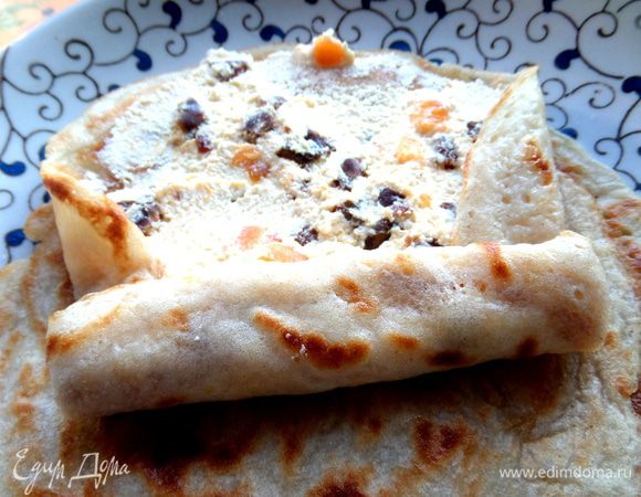 Загибаем краешки и начинаем сворачивать в трубочку...