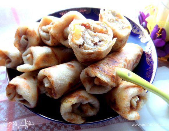 Такие трубочки очень удобно макать в сметанку или сгущёнку...,а ещё угостить знакомых,забежав к ним на кофеёк,что я и сделала))) Угощайтесь и Вы! Очень вкусно)))