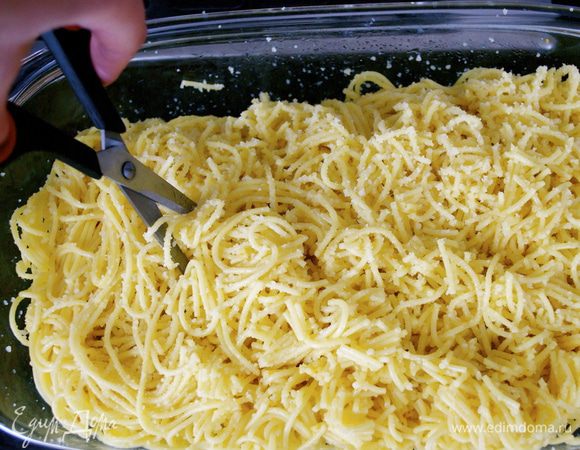 Теперь положить желтки, размешать и нарезать спагетти кухонными ножницами. Накрыть герметично пищевой пленкой и убрать в холодильник на одну ночь. 