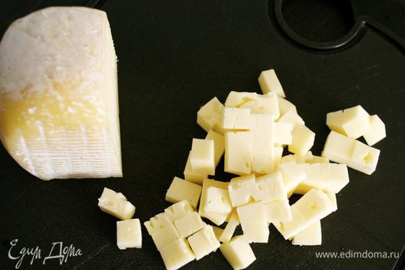 Перед приготовлением колобков нарезать сыр маленькими кубиками. Лучше всего использовать мягкий или полумягкий сыр, который будет плавиться...