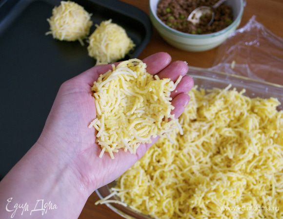 Для приготовления аранчини брать немного пасты и формировать на ладони лепешечку с углублением в середине.