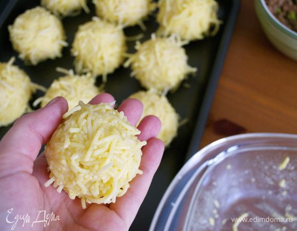 Сформированные колобки выложить на поднос. Накрыть пленкой и убрать на 15 минут в холодильник.