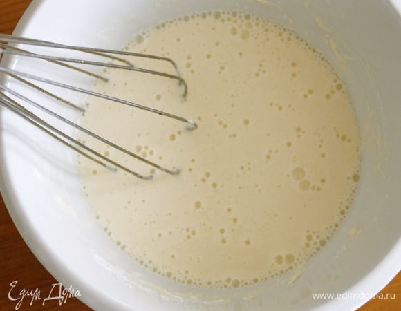 Приготовить кляр, смешав в миске муку, щепотку соли и воду. Размешать венчиком, чтобы не было комочков.
