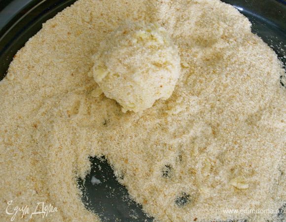Достать колобки из холодильника. Приготовить блюдо с панировочными сухарями. Разогреть растительное масло (у меня арахисовое) для фритюра. Обвалять каждый колобок сначала в кляре, а затем в панировочных сухарах. 