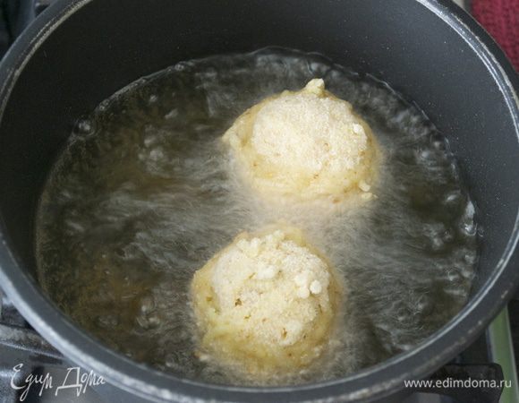 Обжаривать колобки по 1-2 штуки до готовности, минут 5-6 максимум, до золотистого цвета.