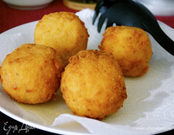 Готовые колобки-аранчини выложить на бумажное полотенце.