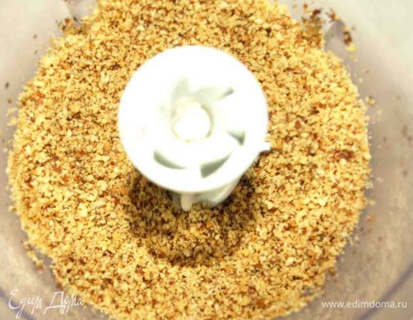 Миндаль измельчить в мелкую крошку.