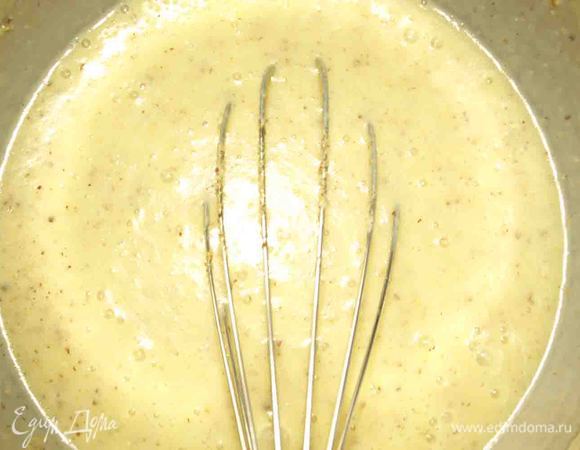 Яйца взбиваем. Добавляем ваниль, сахар, йогурт и хорошо взбиваем. Сливочное масло растапливаем и постепенно добавляем к яично-йогуртовой смеси постоянно помешивая. Добавляем измельчённый миндаль и все тщательно перемешиваем.