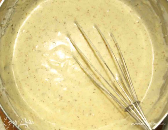 Добавляем молоко. Просеянную муку и взбиваем, чтоб не было комочков. Выпекаем на раскаленной сковороде без добавления масло. Блины не прилипают, масло хватает в тесте.