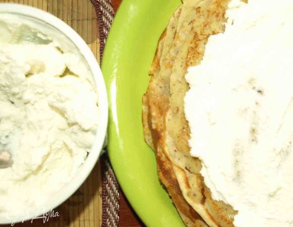 Блины смазываем рикоттой. В рикотту подсластители добавлять не надо.