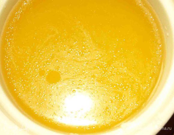 Когда апельсины готовы, снимаем с огня. Даем остыть, сливаем сироп и отставляем его. Он нам еще нужен.