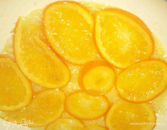 На разогретой сковороду отправляем масло, сахар, апельсины и готовим пока апельсины не станут приобретать карамельный оттенок.