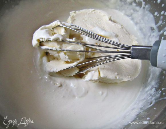 С помощью венчика аккуратно соединить маскарпоне и взбитые сливки.