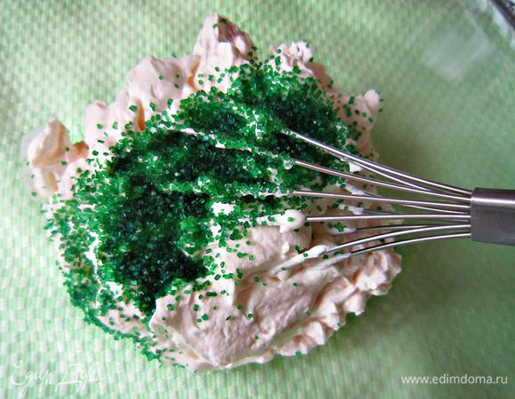 В часть полученной массы добавить зелёный сахар или краситель