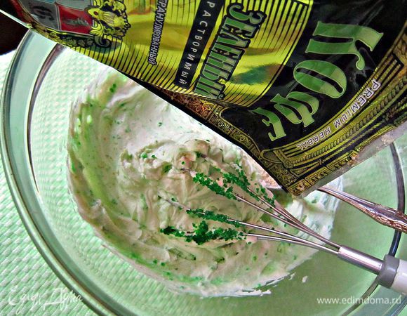 Добавляем гранулы зелёного кофе (он усиливает кофейный вкус и даёт лёгкий оливковый цвет). Но поскольку нам необходим более яркий зелёный цвет, без красителя всё же не обойтись.
