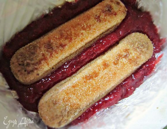 Подготовим прямоугольную форму. Я использовала коробочку из под пасты Barilla, обернув внутри в несколько слоёв пищевой плёнкой.
Возьмите две палочки печенья "Савоярди", немного смочите в приготовленном кофе с двух сторон и уложите на дно формы.
Выкладываем зелёный слой, сверху присыпаем немного какао. Затем снова смоченные в кофе палочки савоярди и выкладываем белый слой, присыпаем какао. И, наконец, савоярди, клубничный джем (конфитюр, варенье). Если  джем не достаточно густой, то можно добавить немного желатина. Я использовала очень удачную вкусную клубничную заготовку, приготовленную по рецепту Али Апрель.
http://www.edimdoma.ru/retsepty/54403-klubnichnaya-nachinka-ili-klubnichnyy-sirop
Последним слоем выкладываем смоченные палочки савоярди. Накрываем пищевой плёнкой и отправляем минимум на 5 ч в холодильник. Если вы хотите, чтобы получилось тирамису-мороженное, то можно заморозить десерт в морозильной камере. 