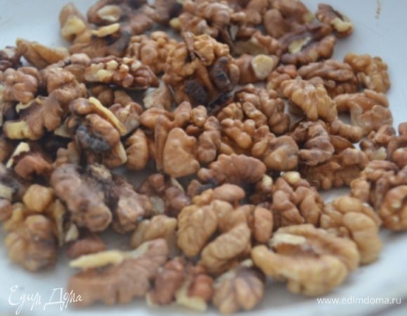 Орехи подсушить на сухой сковороде и измельчить.