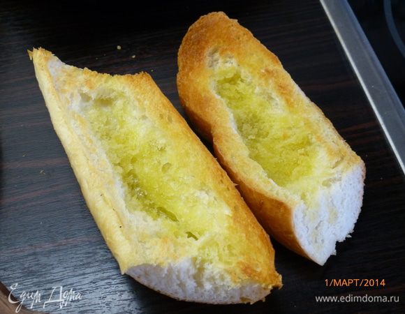 Багет разрезаем на 3 одинаковые части. Каждую часть разрезаем по вдоль, убираем немного мякиша, сбрызгиваем оливковым маслом и запекаем в духовке под грилем пару минут до румяного цвета.