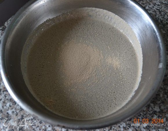 В теплой воде растворяем сахар и дрожжи, оставляем на 15 мин.