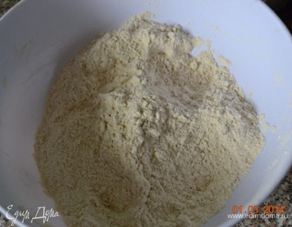 В глубокой миске смешиваем оба вида муки, соль, кладем холодный смалец (маргарин) и перетираем руками в крошку.