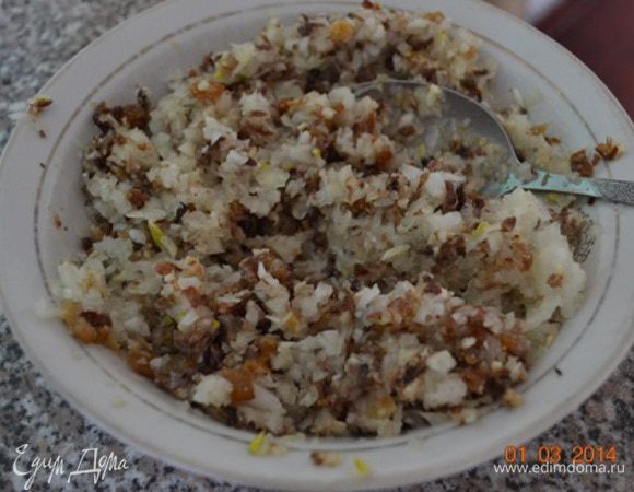 Тем временем делаем начинку. В блендере измельчаем до состояния оч мелких кусочков лук, чеснок и шкварки, по вкусу приправляем солью и перцем.