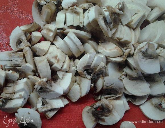 Испечь блинчики по своему любимому рецепту. Но жарить только с одной стороны. Другая пусть останется не пропеченная.
Грибы (у меня шампиньоны) нарезать пластинками. Поставить жариться в сковороде пока не выпариться жидкость.