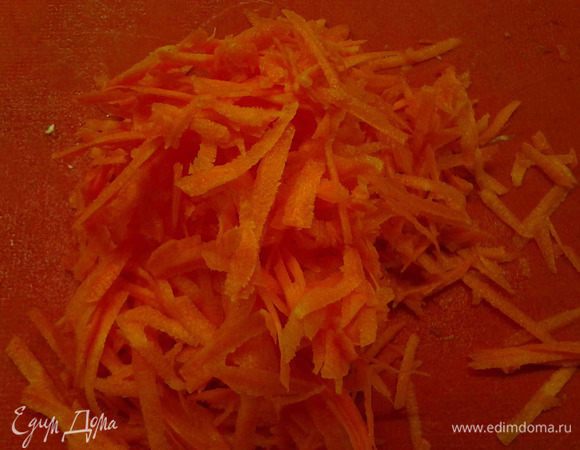Морковь натереть на крупной терке. Лук мелко порезать.