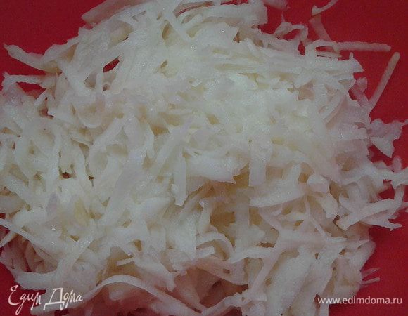 Картофель почистить и натереть на крупной терке. Отжать и добавить к смеси грибов, моркови и лука. Посолить по своему вкусу.