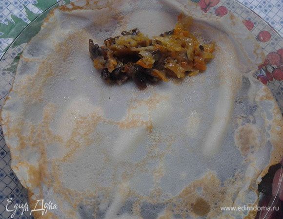 Выложить начинку на пропеченную сторону с одного края блинчика и....