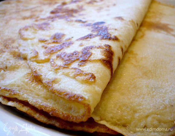 Приготовим тесто для блинов, смешав в комбайне 4 яйца, молоко, минеральную воду, муку, творог, соль и сахар до однородности. Вы можете использовать любой любимый вами рецепт блинчиков. Выпекаем блины. У меня получилось 10 блинов (один пришлось отдать на растерзание маленьким блиноежкам))). Выпекала я блинчики на сковороде диаметром 26 — 28 см. В результате самой подходящей формой для выпекания пирога оказалась круглая форма диаметром 24 см. Блинчики лучше всего или накрыть пленкой, чтобы они не обветрились до сборки, или (еще лучше) поставить их в теплую духовку. 