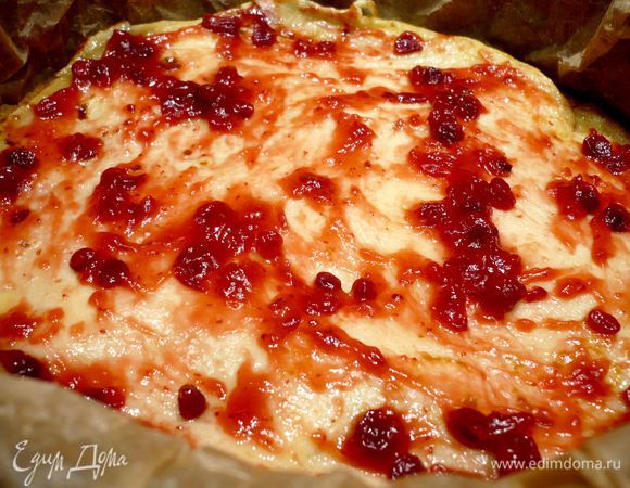 Готовим начинку из брусники. Я использовала замороженную ягоду. Дала ей просто часик постоять при комнатной температуре (можно этого и не делать). Зальем бруснику соком, добавим сахар и доведем до кипения. Дадим повариться буквально несколько минут, тем временем разведем крахмал в паре ложек холодной воды. Зальем крахмал в бруснику и, постоянно помешивая венчиком, доведем нашу начинку до загустения.