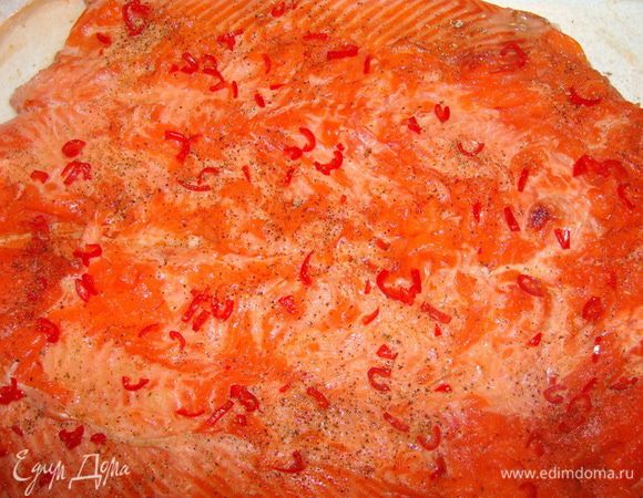 У меня была форель примерно на 3 кг., без головы. Очистиь ее от чешуи и освободить от костей, желательно так, чтобы не повредить кожу. Срезать немного мякоти. Тушку разложить ровно. Посолить, посыпать смесью перцев и мелко порубленным жгучим перцем. Полить соком лимона. Оставить промариноваться.