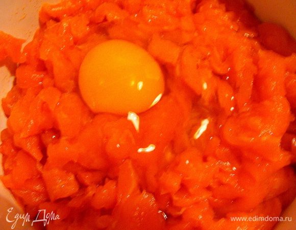 Срезанную мякоть смешать с яйцом и солью.