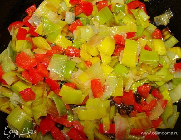Порей и перец порезать и обжарить на растительном масле до полуготовности.