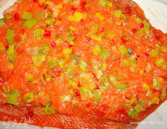 Смешать овощи и мякоть рыбы, смешанную с яйцом и выложить ровным слоем на разложенную тушку.