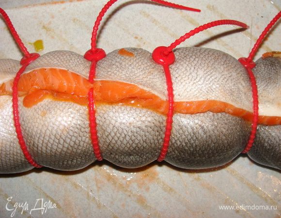 Свернуть в рулет, зафиксировать.