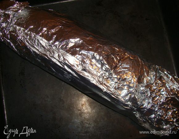 Завернуть двойным слоем фольги. Поставить в разогретую до 160* духовку на 1.5 часа.
