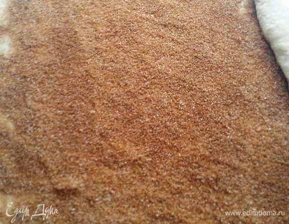 Готовим начинку. Смешиваем в миске: коричневый сахар, белый сахар и корицу. Тщательно перемешиваем. 
Тесто раскатываем толщиной в 2-3 см. Тесто желательно раскатать прямоугольной формы, что бы легче было сворачивать. 
Тесто смазать сливочным маслом и высыпать равномерно начинку.