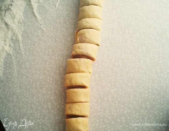 Тесто очень туго сворачиваем. Концы можно смочить водой, для лучшего приставания. Тесто разделить ровно напополам и далее все так же делить оставшиеся половинки. Остановиться когда размер булочки будет 7-8 см. Должно получиться около 17-18 порций.