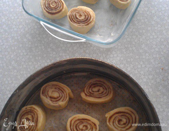 Форму смазать сливочным маслом. Расставить булочки не соприкасая их. Оставить на 40-50 минут, что бы тесто опять поднялось. 