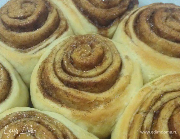 Булочки смазать сливочным маслом и поставить в заранее разогретую духовку. Время приготовления 20-25 минут.