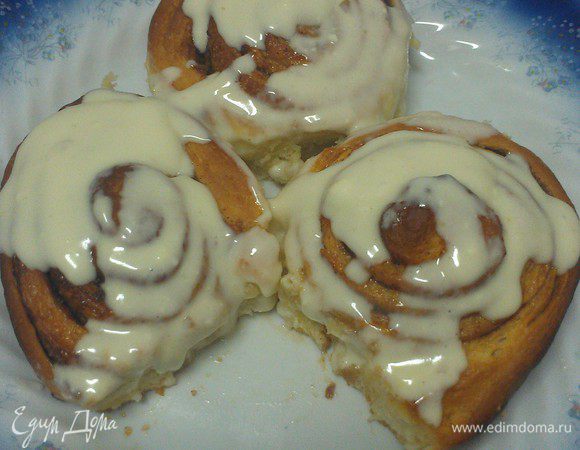 Поливаем теплые булочки глазурью. Наш десерт готов. Приятного аппетита.