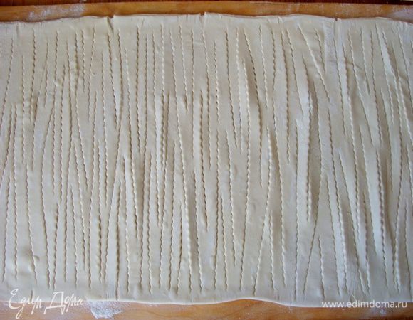 Слоеное тесто, у меня готовое, раскатать по длинне рулета. Ширина, должна быть такой, чтобы как раз хватило обернуть рулет. Специального приспособления для нарезки фигурной сеточки на тесте у меня нат, я использовала приспособление для нарезки пасты.Можно ровно порезать, у меня произвольно, главное, края не разрезать, чтобы форма держалась.