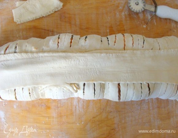 На шов, я положила еще полосочку теста.