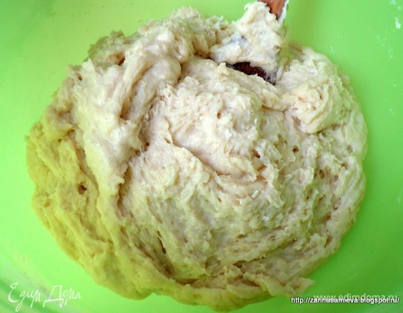 Замесить тесто, оно будет слегка липнуть к лопатке. 




