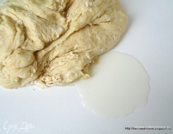 Тесто выложить на рабочую поверхность, налить оставшееся масло и хорошо его вымесить. 