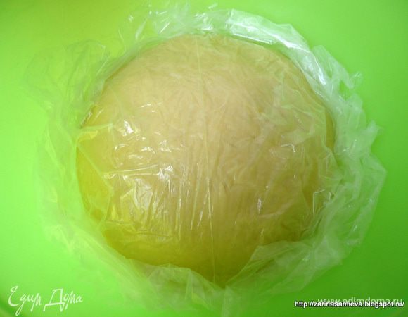 Поместить тесто обратно в чашу, накрыть пищевой пленкой и дать подняться в течение 1 час 30 минут.